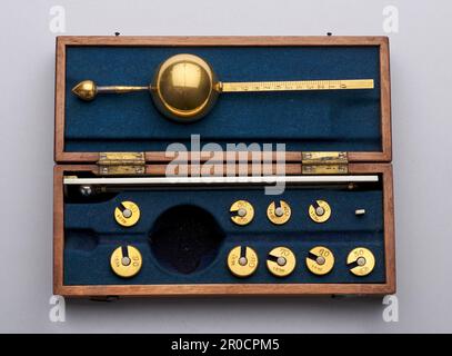 https://l450v.alamy.com/450v/2r0cpm5/sikess-hydrometer-1846-1888-maker-ludwig-oertling-brass-float-with-nine-weights-to-test-the-gravity-of-liquids-used-in-the-brewingdistilling-industries-to-measure-the-specific-density-of-a-liquid-and-determine-the-alcohol-level-2r0cpm5.jpg