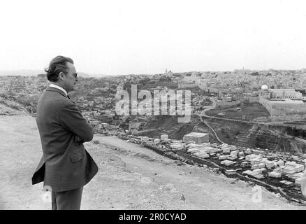 ARCHIVE PHOTO: 75 years ago, on May 14, 1948, the state of Israel was founded, Axel Caesar SPRINGER, Germany, publisher, half-length profile, looks at the city of Jerusalem/Israel; black and white shot Stock Photo