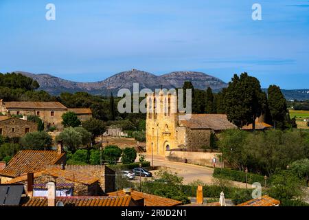 Església de Sant Esteve de Peratallada, Forallac, Baix Emporda, Costa Brava, Girona, Catalonia, with a view of Montgri in the background. Stock Photo