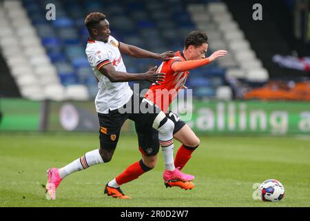Adama Traoré #18 of Hull City and Louie Watson #20 of Luton Town tussle for the ball during the Sky Bet Championship match Luton Town vs Hull City at Kenilworth Road, Luton, United Kingdom, 8th May 2023  (Photo by Arron Gent/News Images) Stock Photo