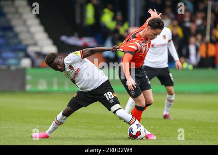 Adama Traoré #18 of Hull City and Louie Watson #20 of Luton Town tussle for the ball during the Sky Bet Championship match Luton Town vs Hull City at Kenilworth Road, Luton, United Kingdom, 8th May 2023  (Photo by Arron Gent/News Images) Stock Photo