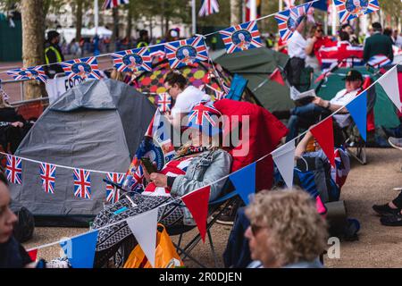 Charles III Coronation Waiting Party - Union Flag Woman reading a book in The Mall 5 May 2023 Stock Photo