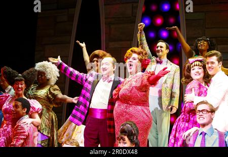 centre: Mel Smith (Wilbur Turnblad), Michael Ball (Edna Turnblad)  right centre: Leanne Jones (Tracy Turnblad), Ben James-Ellis (Link Larkin) in HAIRSPRAY at the Shaftesbury Theatre, London WC1  30/10/2007  book: Mark O'Donnell & Thomas Meehan  music: Marc Shaiman  lyrics: Scott Wittman & Marc Shaiman  set design: David Rockwell  costumes: William Ivey Long  wigs & hair: Paul Huntley  lighting: Kenneth Posner  choreography: Jerry Mitchell  director: Jack O'Brien Stock Photo