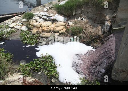 River pollution05-05-2023 dhaka bangladesh shitalakshya river is constantly being polluted by toxic waste from industries.Nazmul Islam/Alamy Stock liv Stock Photo