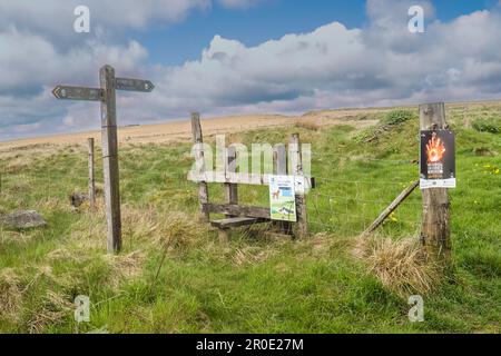 07.05.23 Marsden, West Yorkshire, UK. Fingerpost sign point to the 'Pennine Way' near to Marsden Moor Stock Photo