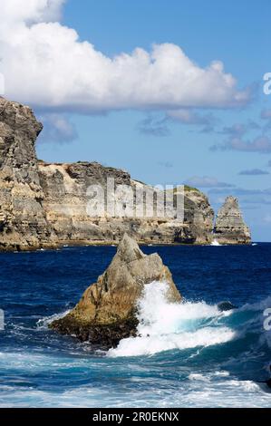 Waves breaking on a rock, Lagon du Porte d'enfer Trou Madame Coco, Grande-Terre, Guadeloupe, Caribbean Sea, Caribbean, America Stock Photo
