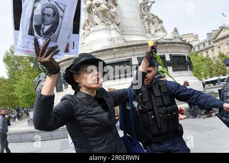 Nadezhda Kutepova l'activiste Russe réfugiée en France est exfiltrée de la place de la république par la police lors de la commémoration du 8 mai Stock Photo