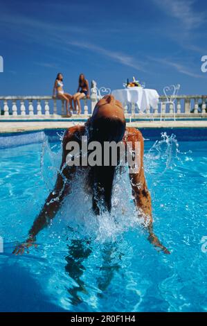 Junge Frau im Pool, Hotel La Bastide, Bei Theoule, Cannes, Cote d´Azur Frankreich Stock Photo