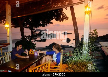Couple in a bar on Laem Hin Lok Beach, West coast, Ko Phangan, Ko Pha Ngan, Thailand Stock Photo