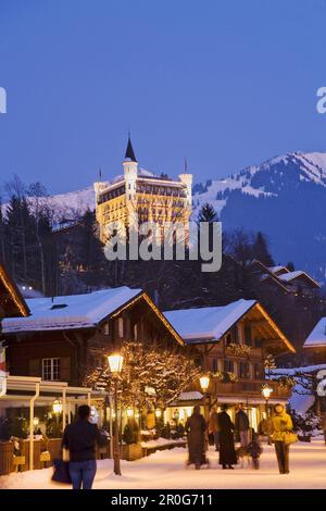 SWITZERLAND. BERN CANTON. GSTAAD. THE PROMENADE AT NIGHT WITH ITS LUXURY  SHOPS AND THE HOTEL GSTAAD PALACE BUILT IN 1913 Stock Photo - Alamy