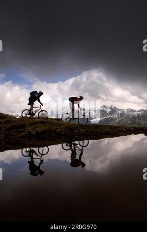 Two people on a mountain bike tour in Wipptal, near Matrei am Brenner, Brenner, Tyrol, Austria Stock Photo