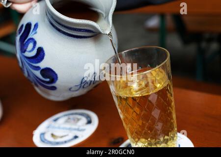 Pouring apple wine out of a jug, Apple wine pub in Alt-Sachsenhausen, Frankfurt am Main, Hesse, Germany Stock Photo