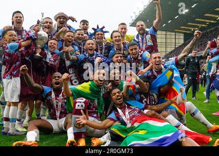 Burnley, UK. 08th May, 2023. Burnley players celebrate with the Championship Trophy after the Sky Bet Championship match Burnley vs Cardiff City at Turf Moor, Burnley, United Kingdom, 8th May 2023 (Photo by Steve Flynn/News Images) in Burnley, United Kingdom on 5/8/2023. (Photo by Steve Flynn/News Images/Sipa USA) Credit: Sipa USA/Alamy Live News Stock Photo