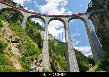 Rhaetian Railway driving over the Landwasser-Viaduct, Landwasser-Viaduct, Rhaetian Railway, Albulabahn, UNESCO World Heritage Site Rhaetian Railway, G Stock Photo
