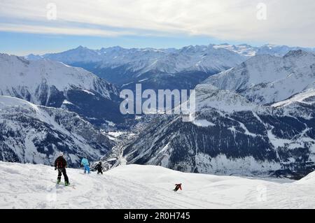 Cross-country skiing on Col Helbronner under Mont Blanc, Courmayeur, Aosta Valley, Italy Stock Photo