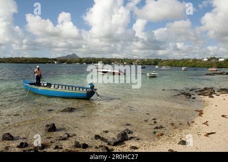 MAURITIUS, Trou D'eau Deuce, fisherman Rolau Dardenne (age 80) prepares his boat to go fishing off of the East coast of Mauritius, Indian Ocean, 4 Sis Stock Photo