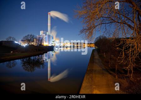 GMVA waste-to-energy plant at Rhine-Herne Canal at night, Germany, North Rhine-Westphalia, Ruhr Area, Oberhausen Stock Photo