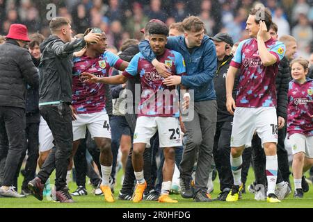 Burnley, UK. 08th May, 2023. Burnley fans celebrate with the players after the Sky Bet Championship match Burnley vs Cardiff City at Turf Moor, Burnley, United Kingdom, 8th May 2023 (Photo by Steve Flynn/News Images) in Burnley, United Kingdom on 5/8/2023. (Photo by Steve Flynn/News Images/Sipa USA) Credit: Sipa USA/Alamy Live News Stock Photo