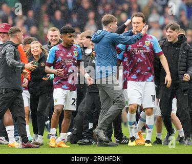 Burnley, UK. 08th May, 2023. Burnley fans celebrate with the players after the Sky Bet Championship match Burnley vs Cardiff City at Turf Moor, Burnley, United Kingdom, 8th May 2023 (Photo by Steve Flynn/News Images) in Burnley, United Kingdom on 5/8/2023. (Photo by Steve Flynn/News Images/Sipa USA) Credit: Sipa USA/Alamy Live News Stock Photo