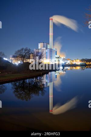 GMVA waste-to-energy plant at Rhine-Herne Canal at night, Germany, North Rhine-Westphalia, Ruhr Area, Oberhausen Stock Photo