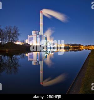 GMVA waste-to-energy plant at Rhine-Herne Canal at night, Germany, North Rhine-Westphalia, Ruhr Area, Oberhausen Stock Photo