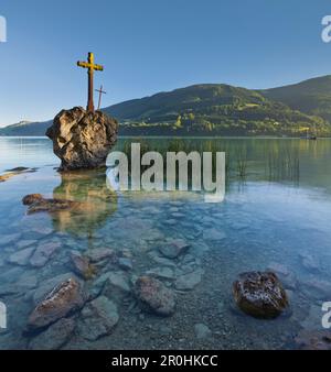 Cross on a rock, Lake Mondsee with Hoeblingkogel, Salzkammergut, Salzburg Land, Austria Stock Photo