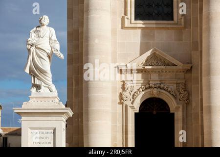 Statue of Saint Peter, Piazza del Duomo, Ortygia, Syracuse, Sicily, Italy Stock Photo