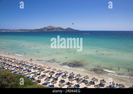 Overhead of sun umbrellas and people on Playa de Muro beach from Playa Esperanza Resort, near Port d'Alcudia, Mallorca, Balearic Islands, Spain Stock Photo