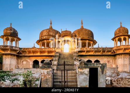 Street view of an abandoned, dilapidated Indian haveli at sunrise in Mandawa, Rajasthan, India, its ornate art and architecture still visible. Stock Photo