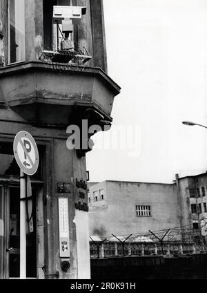 Original-Bildunterschrift: "Fern-sehen" - im wahrsten Sinne des Wortes hat das amerikanische Hauptquartier in der Clay-Allee am sogenannten Checkpoint Charlie, dem Ausländer-Übergang in der Friedrichstrasse, eingerichtet. In einem Grenzhaus, dicht an der Nähe des Übergangs, wurde eine Fernsehkamera eingebaut, die es den Beobachtern im Hauptquartier jederzeit ermöglicht, die erfolgten Übergänge zu beobachten, Berlin, Deutschland 1963. Stock Photo