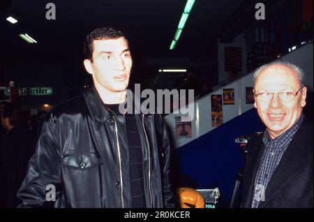 Klaus Peter Kohl, deutscher Unternehmer und Boxpromoter (rechts) mit Boxer Wladimir Klitschko, Deutschland um 1994. Stock Photo