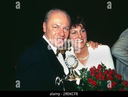 Klaus Peter Kohl, deutscher Unternehmer und Boxpromoter, mit Ehefrau Ute bei einer Abendveranstaltung, Deutschland um 1993. Stock Photo