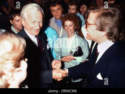 Bundespräsident Richard von Weizsäcker begrüßt Pianist und Dirigent Justus Frantz beim Musikfest Mecklenburg Vorpommern, Deutschland 1990. Stock Photo