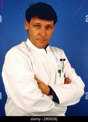 Walter Plathe, deutscher Schauspieler, hier in seiner Rolle als Dr. Ulli Teschner in der Fernsehserie: Der Landarzt, Deutschland, 1992. Stock Photo