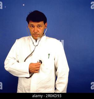 Walter Plathe, deutscher Schauspieler, hier in seiner Rolle als Dr. Ulli Teschner in der Fernsehserie: Der Landarzt, Deutschland, 1992. Stock Photo