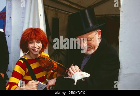 Antoschka, eigentlich Jekaterina Michailowna Moschajewa, russische Artistin und Clown mit Geige und Politiker Lothar de Maizière, der eine weisse Maus in der Hand hält, Deutschland, 1990. Stock Photo