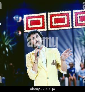 Disco, ZDF Musiksendung, Deutschland, 1982, Auftritt des spanischen Sängers Juan Pardo. Disco, TV music show, Germany, 1982, Spanish singer Juan Pardo. Stock Photo