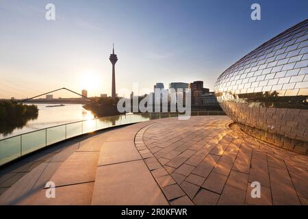 Pebbles Bar terrace of Hyatt Regency Hotel at the Medienhafen, view to television tower and Neuer Zollhof (Architect: F.O. Gehry, Duesseldorf, North R Stock Photo