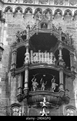 Blick auf das Glockenspiel an der Südfront des Münchner Neuen Rathauses, 1936. View of the carillon on the south front of Munich's New Town Hall, 1936. Stock Photo