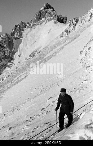 Deutschlands am höchsten stationierter Grenzer, Zugspitze 1936. Germany's highest stationed border guard, Zugspitze 1936. Stock Photo