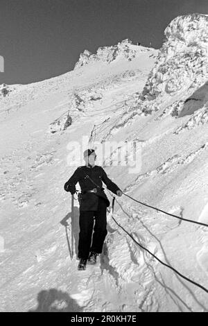 Deutschlands am höchsten stationierter Grenzer, Zugspitze 1936. Germany's highest stationed border guard, Zugspitze 1936. Stock Photo