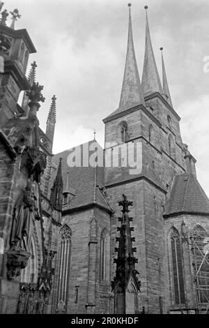 Die Severikirche neben dem Dom in Erfurt, 1956. St Severus' Church in Erfurt next to the cathedral, 1956. Stock Photo