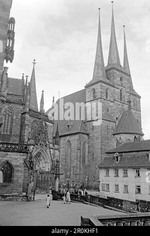 Die Severikirche neben dem Dom in Erfurt, 1956. St Severus' Church in Erfurt next to the cathedral, 1956. Stock Photo