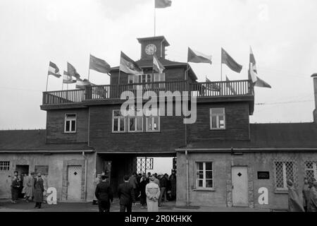 Das Einganstor zum ehemaligen Konzentrationslager Buchenwald auf dem Ettersberg bei Weimar, 1960. The entrance gate to the former Buchenwald concentration camp on the Ettersberg near Weimar, 1960. Stock Photo