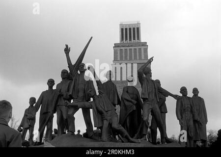 Von Fritz Cremer und Bertolt Brecht gestaltetes Denkmal zu Ehren des Widerstandskampfes im KZ Buchenwald mit dem Turm der Freiheit im Hintergrund, Gedenkstätte Buchenwald 1960. Monument designed by Fritz Cremer and Bertolt Brecht in honour of the resistance struggle in Buchenwald concentration camp with the Tower of Freedom in the background, Buchenwald Memorial 1960. Stock Photo