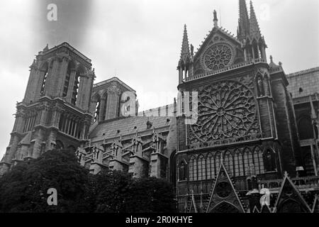 Die Südostfassade der Kathedrale Notre Dame de Paris, 1940. Cathedral Notre Dame de Paris, 1940. The south-east façade of Notre Dame de Paris Cathedral, 1940. Stock Photo