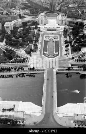 Blick vom Eiffelturm auf den Pont d'Iéna über der Seine und den Jardins du Trocadéro, Paris 1940. View from the Eiffel Tower of the Pont d'Iéna over the Seine and the Jardins du Trocadéro, Paris 1940. Stock Photo