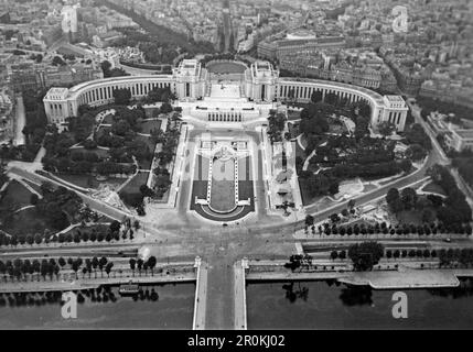 Blick vom Eiffelturm auf den Pont d'Iéna über der Seine und den Jardins du Trocadéro, Paris 1940. View from the Eiffel Tower of the Pont d'Iéna over the Seine and the Jardins du Trocadéro, Paris 1940. Stock Photo