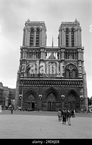 Westfassade der Kathedrale Notre Dame de Paris, 1940. West façade of Notre Dame de Paris Cathedral, 1940. Stock Photo