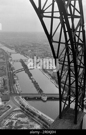 Blick vom Eifelturm über Paris und die Seine, die Brücken von unten nach oben sind der Pont de Bir Hakeim, der Pont Rouelle und Pont de Grenelle über der Ile aux Cygnes und der Pont Mirabeau, Pont du Garigliano und als letzte Brücke auf dem Pariser Stadtgebiet der Pont Aval, 1940. View from the Eiffel Tower over Paris and the Seine, the bridges from bottom to top are the Pont de Bir Hakeim, the Pont Rouelle and Pont de Grenelle over the Ile aux Cygnes and the Pont Mirabeau, Pont du Garigliano and as the last bridge on the Paris urban area the Pont Aval, 1940. Stock Photo